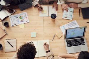 personnes autour d'une table travaillant sur l'élaboration d'un budget